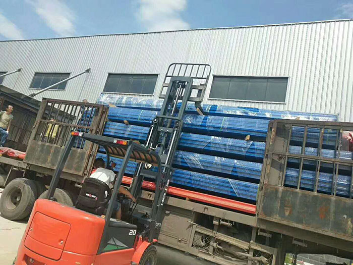 货架运至施工地点卸货中